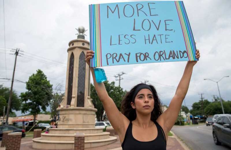 Raquel Flores, de Texas, sostiene un cartel que dice “más amor, menos odio”. El macabro tiroteo también  ha desatado una oleada de discusiones frente a la aceptación de la comunidad homosexual en Estados Unidos, así como la homofobia y la xenofobia, dos temas que irremediablemente circulan en la campaña presidencial que se vivirá a finales de este año. Foto: AP.