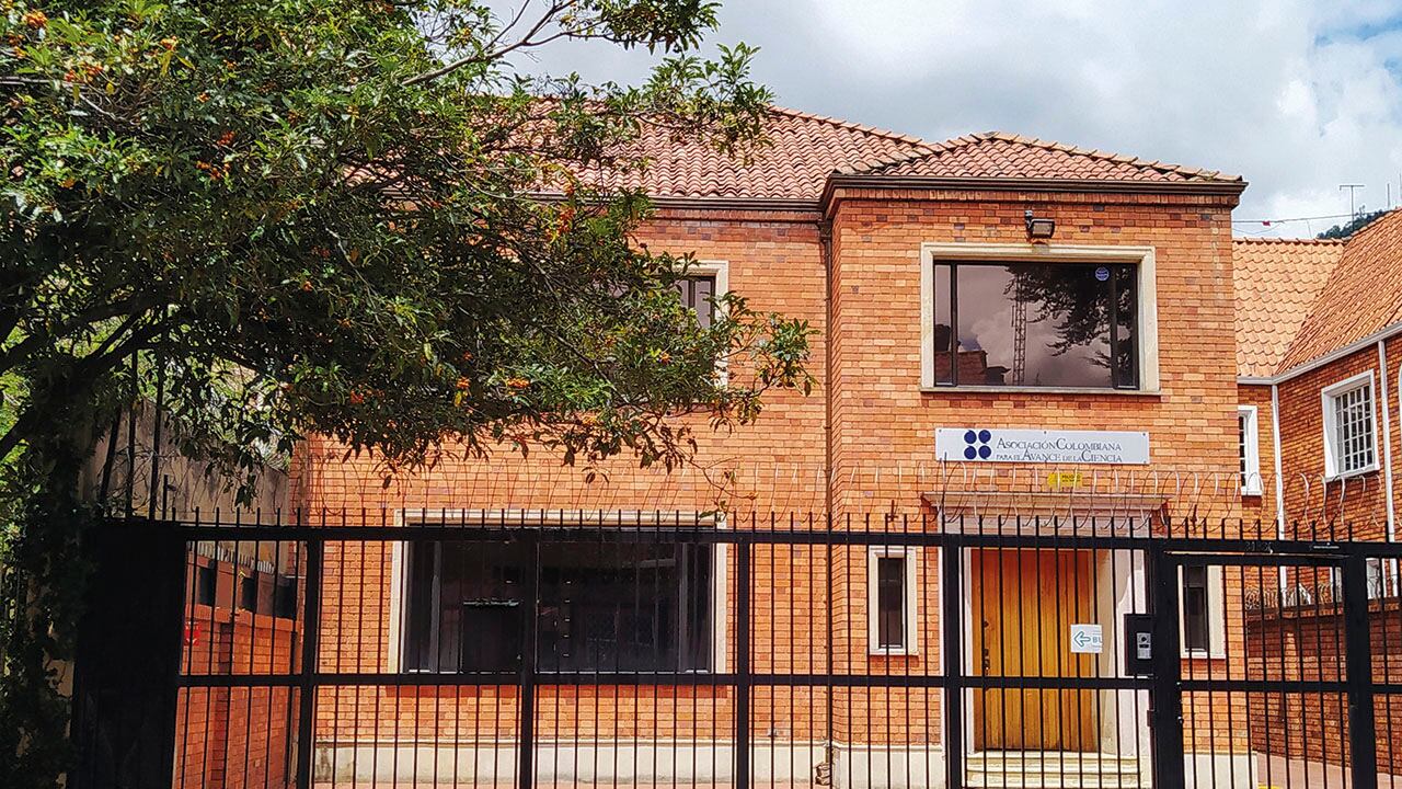 El contrato se hizo con la Asociación Colombiana para el Avance de la Ciencia (AvanCiencia).