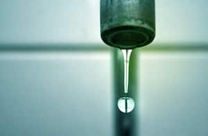 El fenómeno de El Niño presenta desafíos significativos para la gestión del agua en Colombia, intensificando la presión sobre nuestros recursos hídricos.