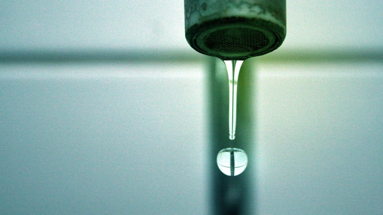 El fenómeno de El Niño presenta desafíos significativos para la gestión del agua en Colombia, intensificando la presión sobre nuestros recursos hídricos.