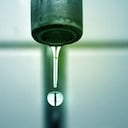 El fenómeno de El Niño presenta desafíos significativos para la gestión del agua en Colombia, intensificando la presión sobre nuestros recursos hídricos.