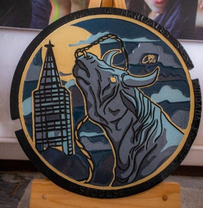 En total fueron pintadas 150 tapas de alcantarillado y telefonía