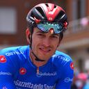 Gino Mader vistiendo la camiseta de líder de la montaña en el Giro de Italia 2021