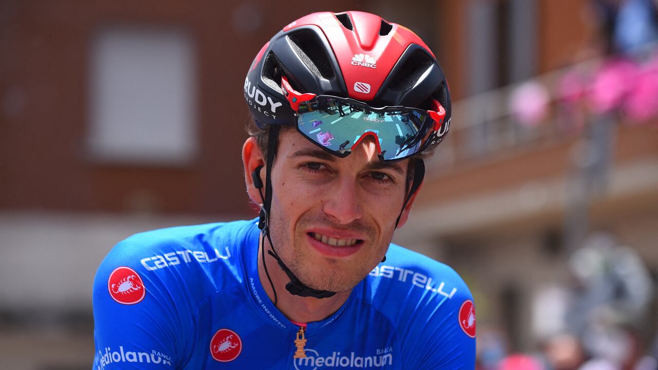 Gino Mader vistiendo la camiseta de líder de la montaña en el Giro de Italia 2021