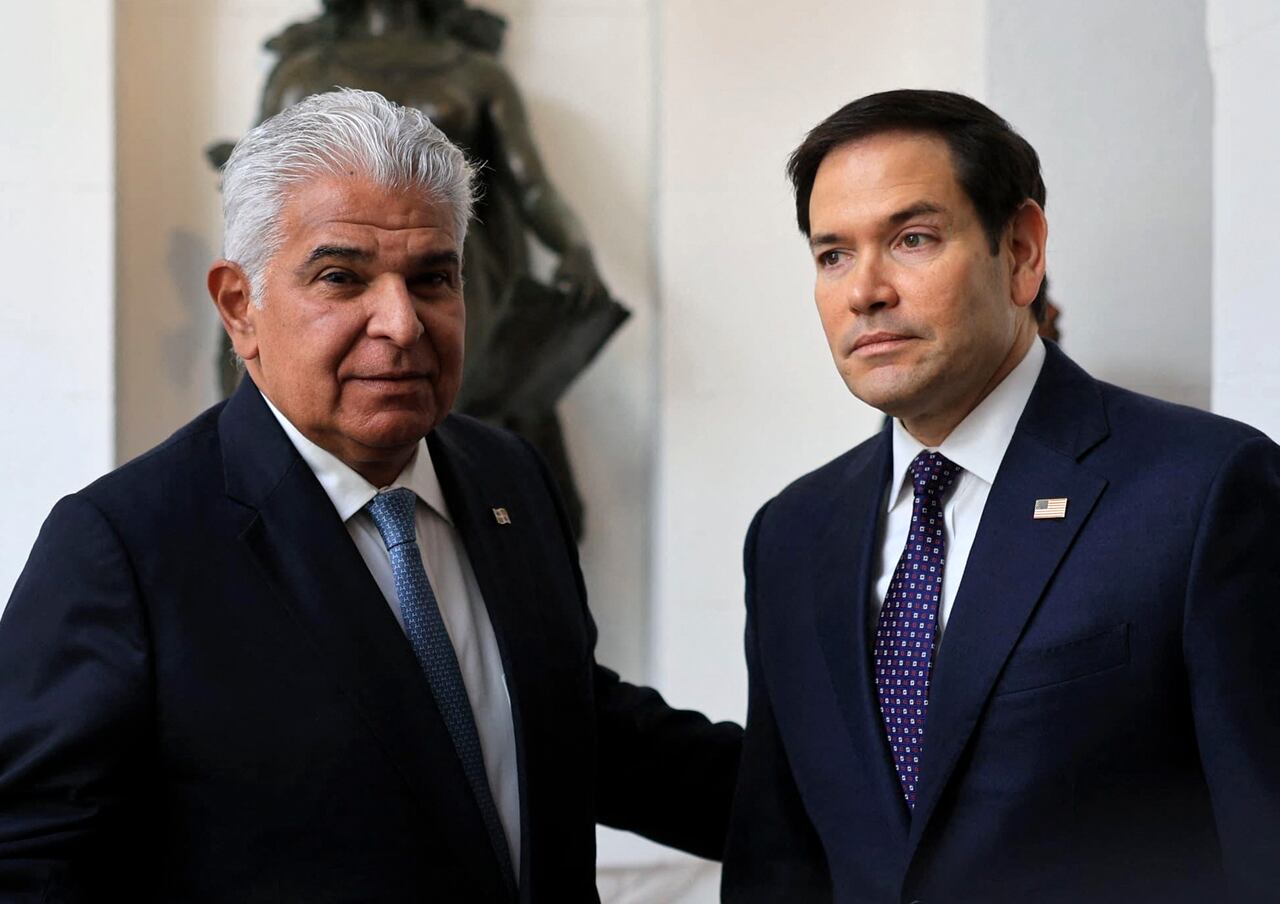 El presidente de Panamá, José Raúl Mulino, saluda al Secretario de Estado de los Estados Unidos, Marco Rubio, a su llegada a la sede presidencial.