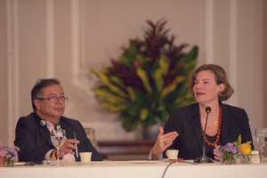 Mariana Mazzucato y Gustavo Petro en su visita a la Casa de Nariño.