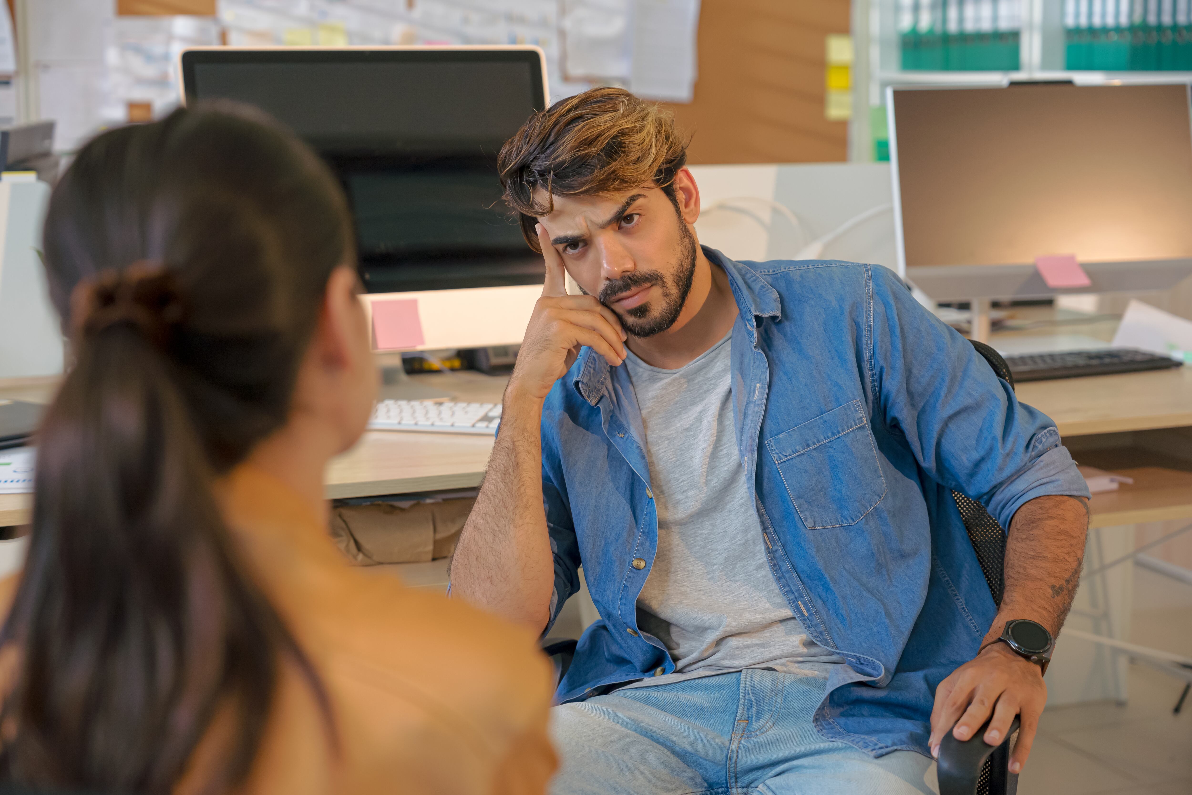 Estas personas muestran desinterés en sus logros o emociones.