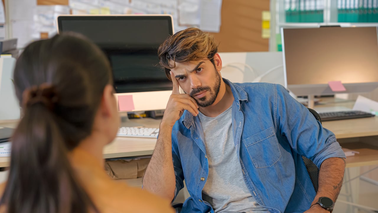 Estas personas muestran desinterés en sus logros o emociones.