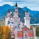 Palacio de Neuschwanstein, en el sur de Baviera, que inspiró el logosímbolo de Walt Disney y el castillo de La Cenicienta.