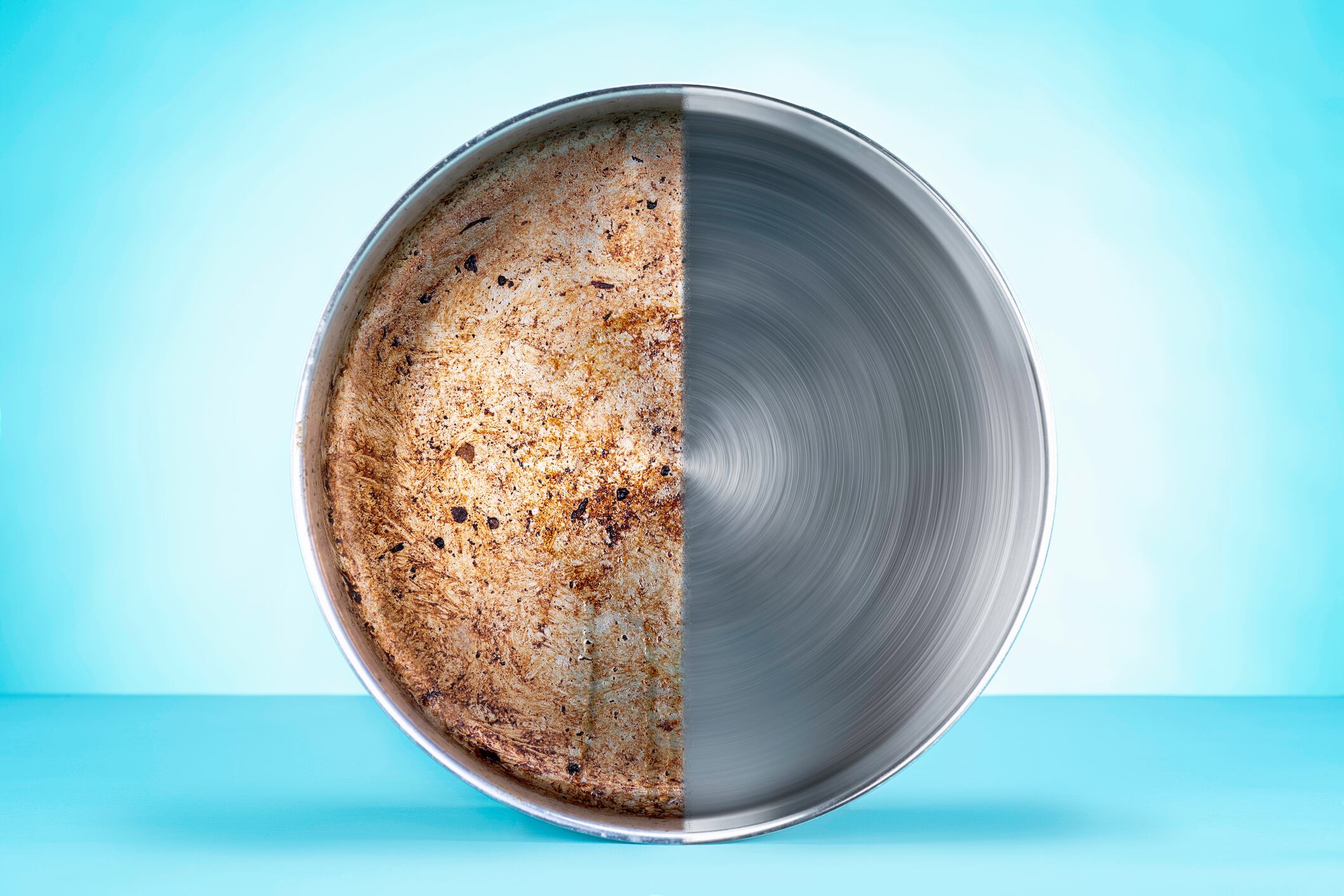 Se explica cómo la abrasión suave del carbón y la acidez del limón trabajan en conjunto para eliminar las manchas más persistentes de las ollas.