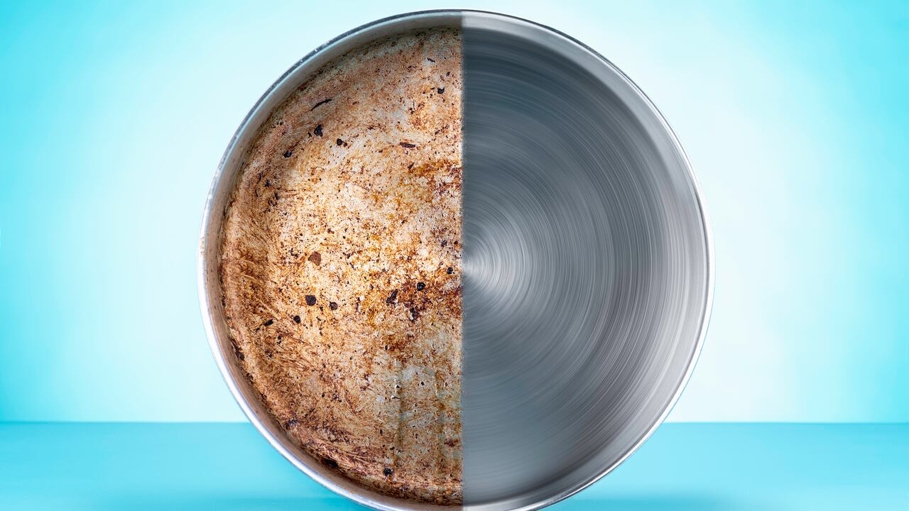 Se sugiere probar la mezcla de limón y carbón como una solución económica y eficaz para limpiar las ollas.