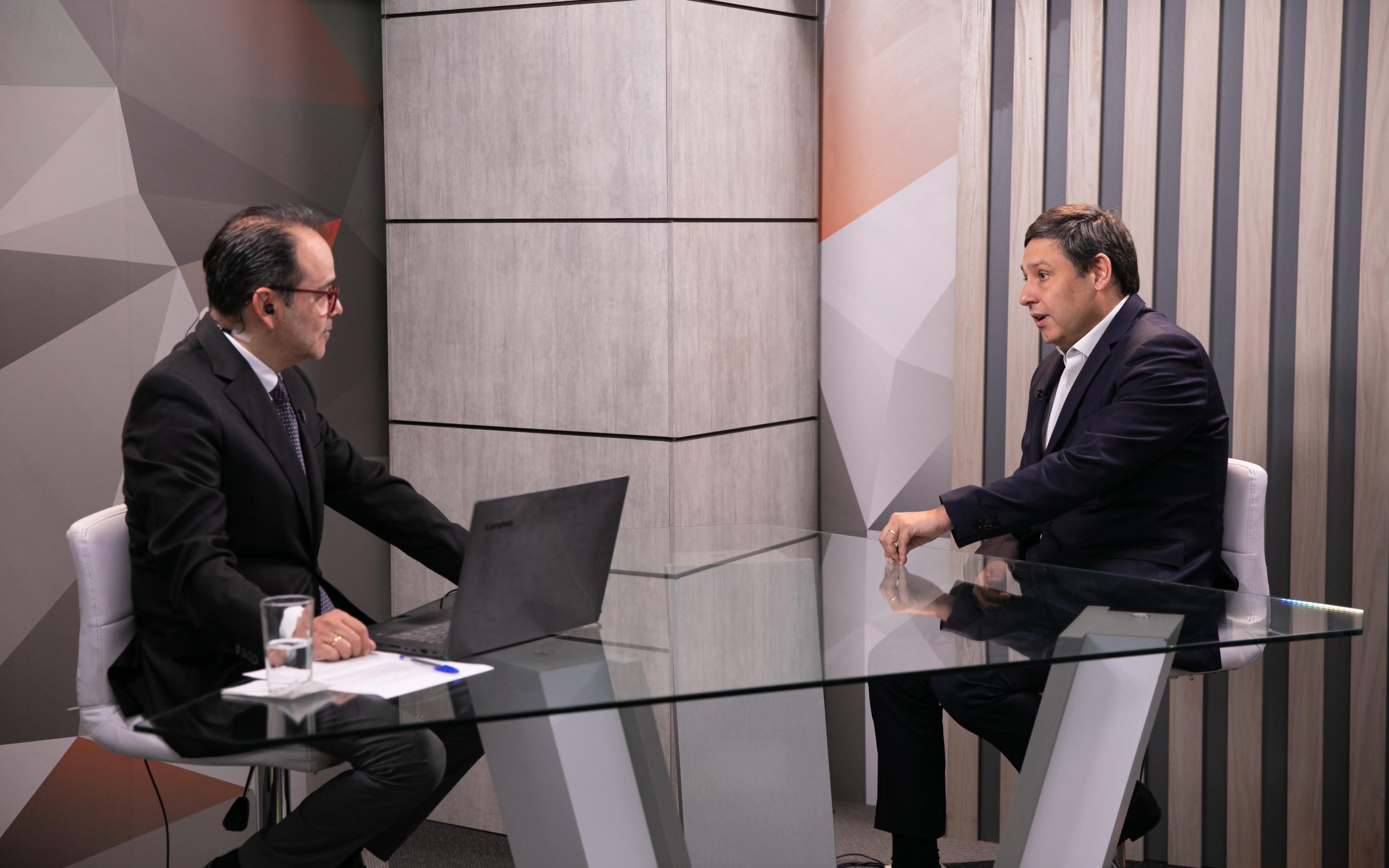 Carlos Enrique Rodríguez, subdirector general de SEMANA y Mauricio Lizcano, ministro de las TIC.