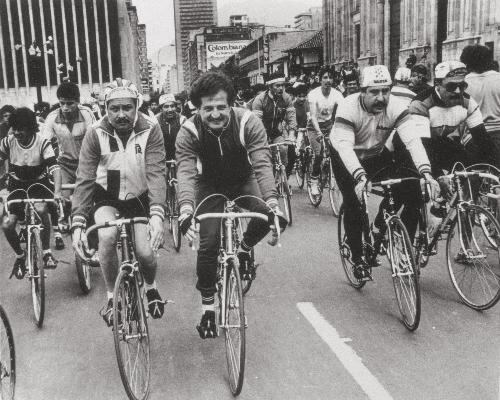 Una de las pasiones de Luis Carlos Galán era el ciclismo. Aquí aparece, en la década de los 80, junto con Miguel Ángel Bermúdez. 