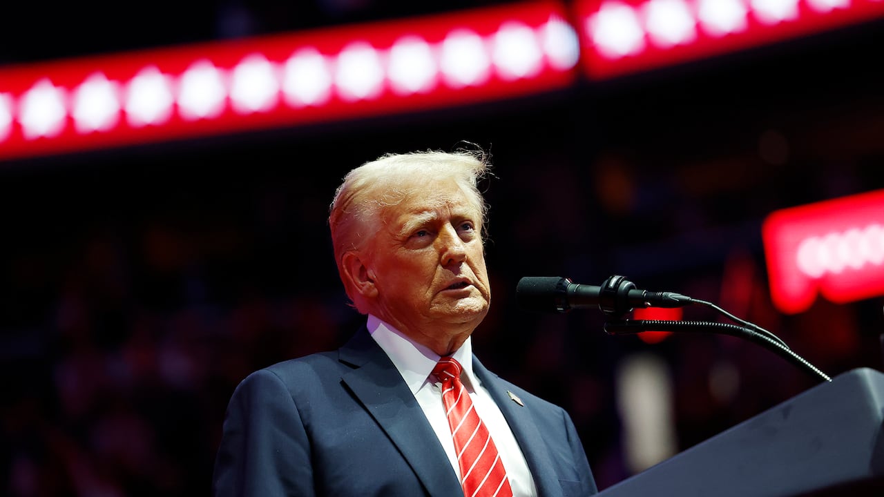 El rostro de Donald Trump transmite una gran determinación.