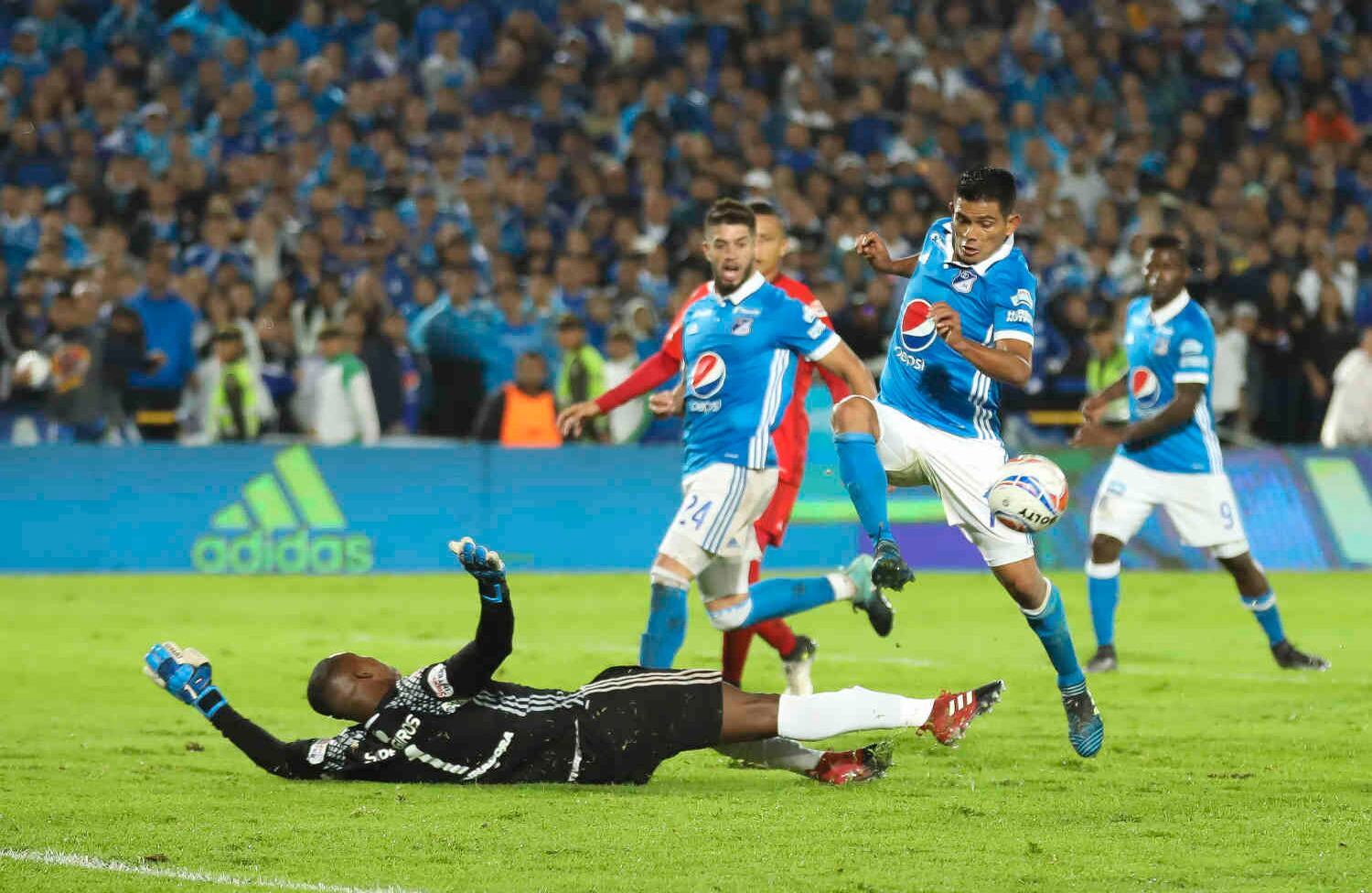 El arquero del América tuvo una destacada actuación en el empate sin goles ante Millonarios en El Campín. Foto: Esteban Vega / SEMANA