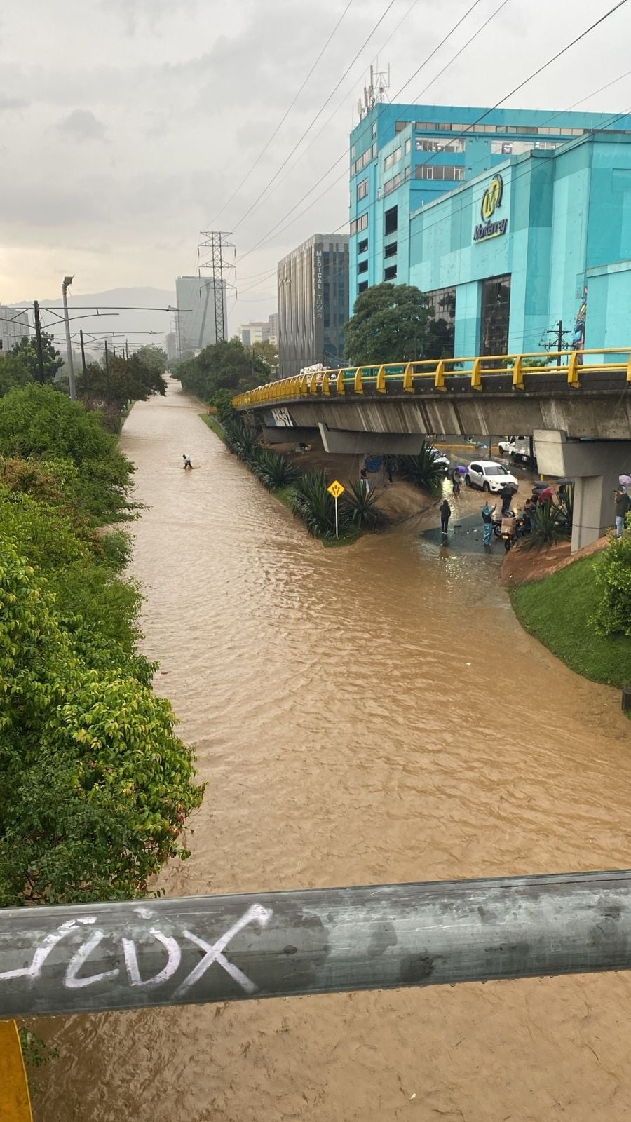 Así quedó la parelela de la avenida Regional en el sector de Monterrey, en Medellín, tras un fuerte aguacero de esta tarde.