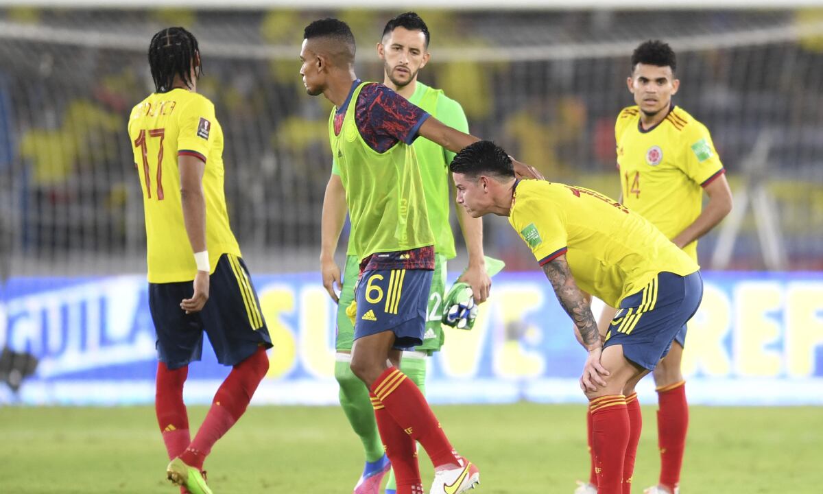 Colombia's players react after the end of the South American qualification football match for the FIFA World Cup Qatar 2022 against Peru at the Roberto Melendez Metropolitan Stadium in Barranquilla, Colombia, on January 28, 2021.
AFP/DANIEL MUNOZ