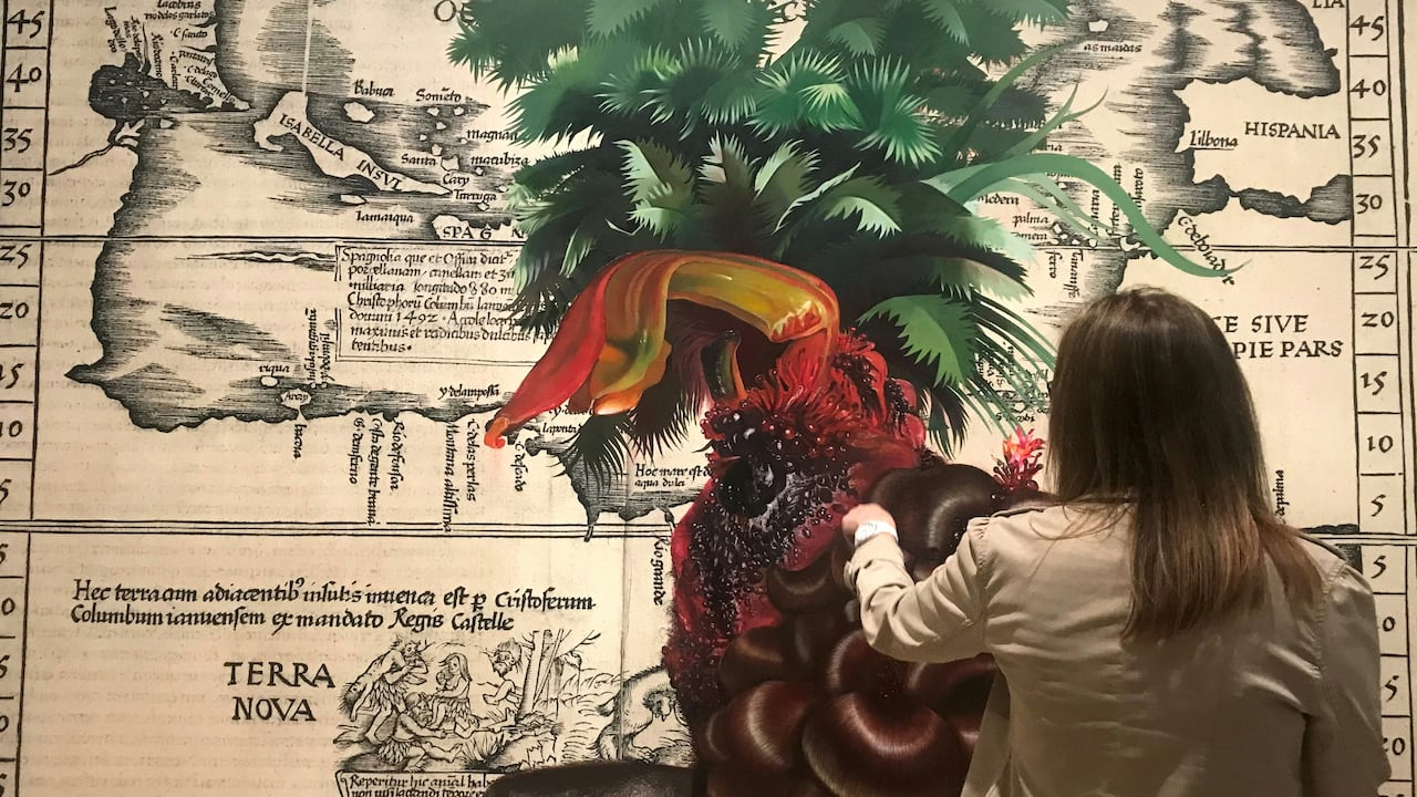 'Untitled (Terra Nova)', 2020, de Firelei Báez, quien pinta una ciguapa, la criatura mítica de su país, voluptuosa y escurridiza, yuxtapuesta al esquema raciona del mapa. Foto: Ana FERNÁNDEZ / AFP.