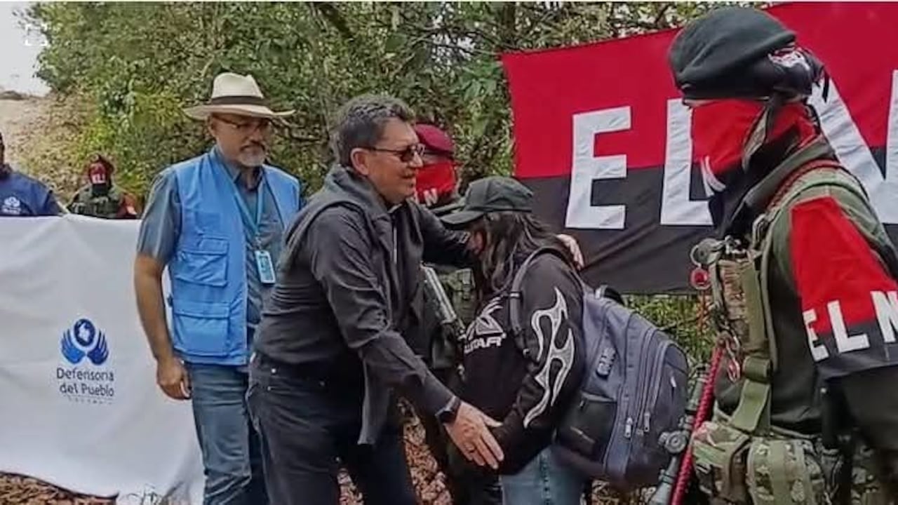 La Defensoría del Pueblo recibió a la joven tras su liberación en el departamento del Cauca.