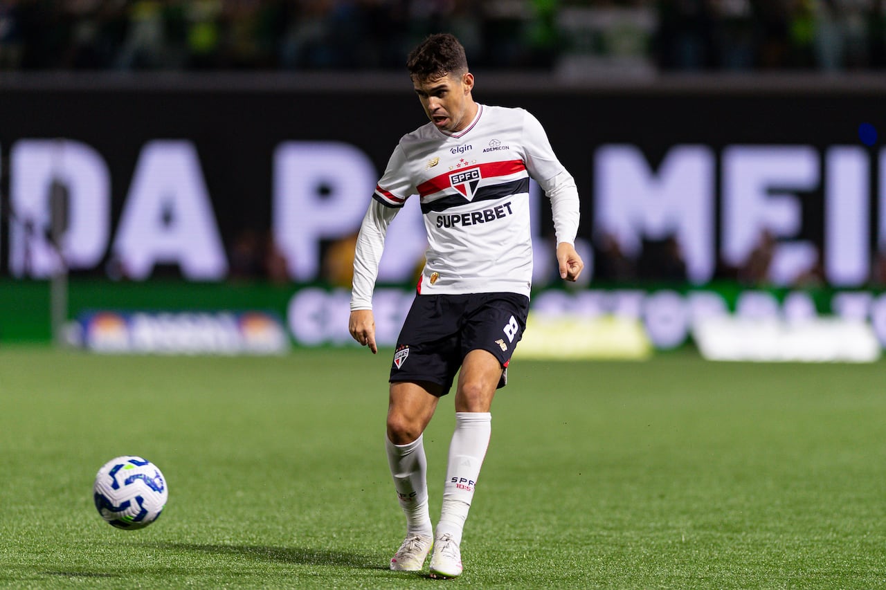 Oscar con los colores de su último club, São Paulo.