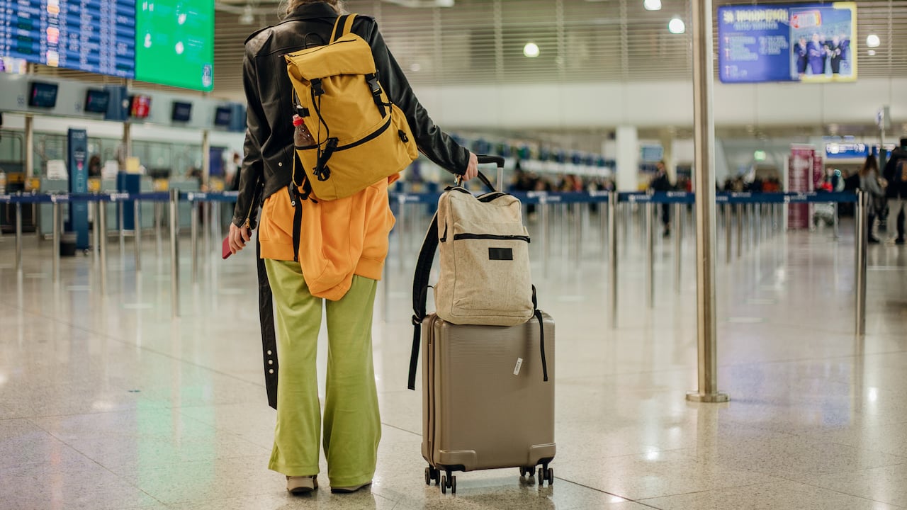 Hay prendas que deberían evitarse y no llevarlas al aeropuerto.