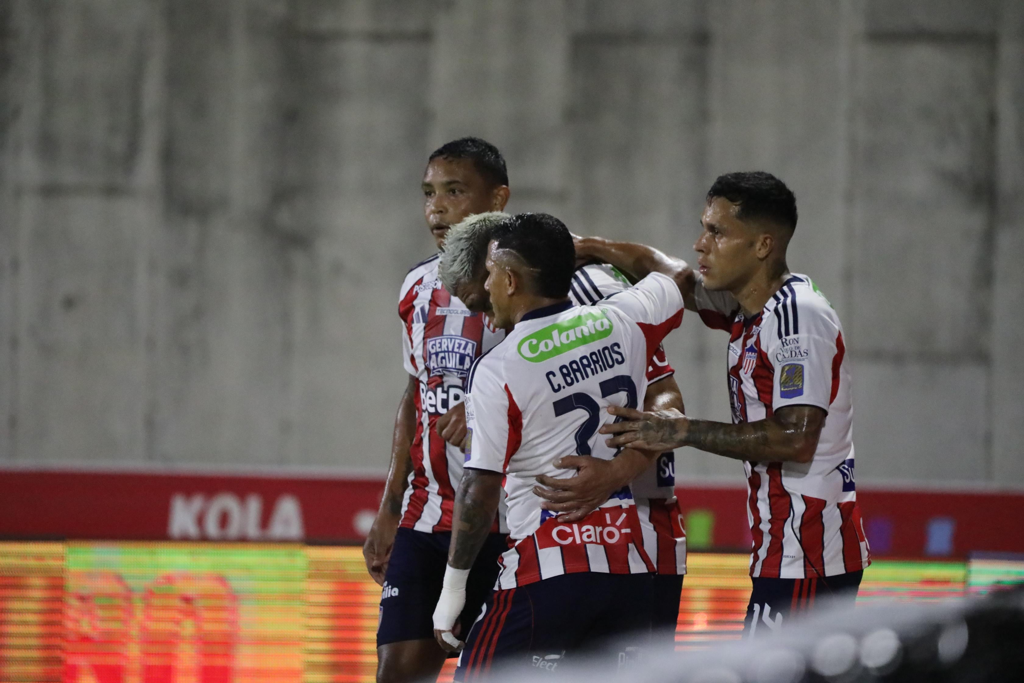 Junior celebra uno de sus goles ante el Barranquilla.