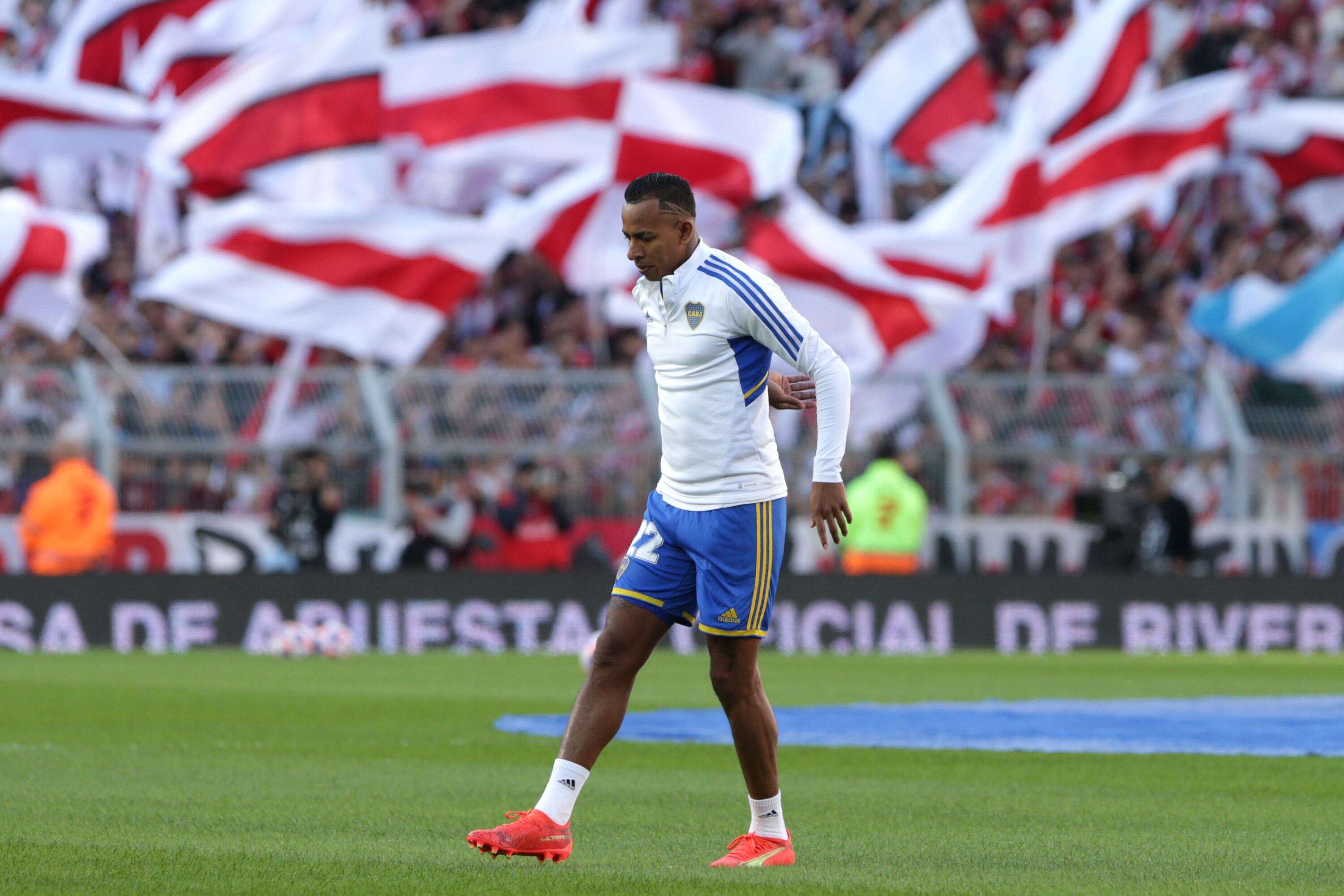BUENOS AIRES, ARGENTINA - MAY 07: Sebastián Villa of Boca Juniors warms up  a Liga Profesional 2023 match between River Plate and Boca Juniors at Estadio Más Monumental Antonio Vespucio Liberti on May 07, 2023 in Buenos Aires, Argentina. (Photo by Daniel Jayo/Getty Images)