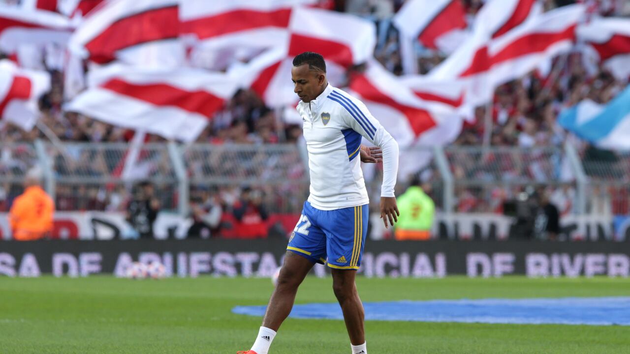 BUENOS AIRES, ARGENTINA - MAY 07: Sebastián Villa of Boca Juniors warms up a Liga Profesional 2023 match between River Plate and Boca Juniors at Estadio Más Monumental Antonio Vespucio Liberti on May 07, 2023 in Buenos Aires, Argentina. (Photo by Daniel Jayo/Getty Images)