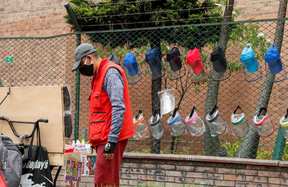 En el sector de Casablanca, adscrito a la UPZ Kennedy Central, es común ver vendedores que tratan de sacar el llamado 'diario' para sobrevivir. Los tapabocas, máscaras y geles antibacteriales son los productos más comercializados. Foto: Guillermo Torres / SEMANA.