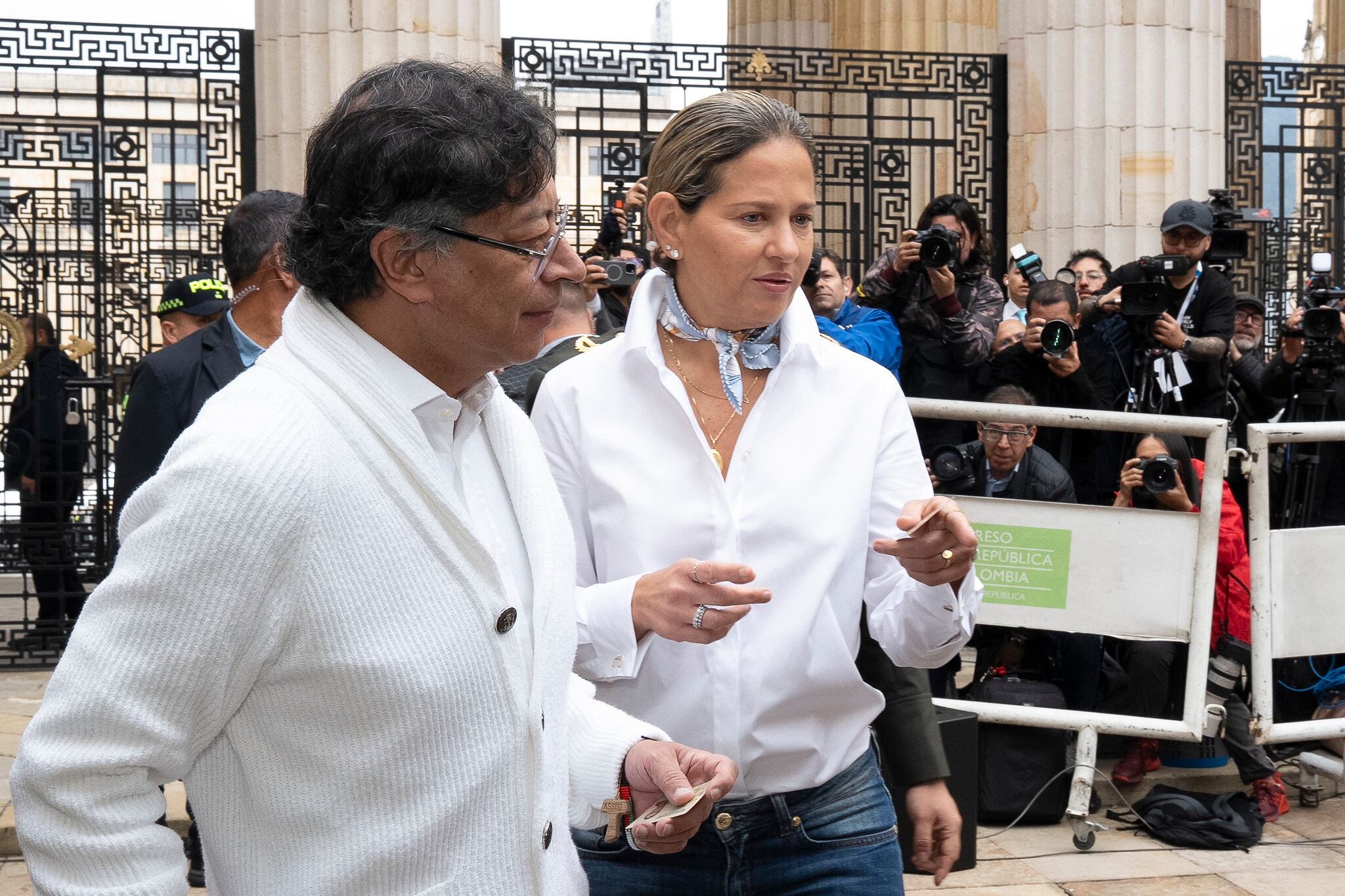 Verónica Alcocer, en Bogotá, durante las elecciones del 8 de marzo de 2026. Aquí, acompañando al presidente, Gustavo Petro, a abrir la jornada electoral