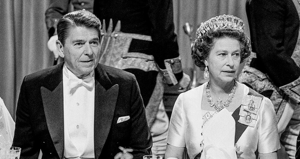 1982: El presidente Ronald Reagan y la reina Isabel II departen en una cena de Estado.