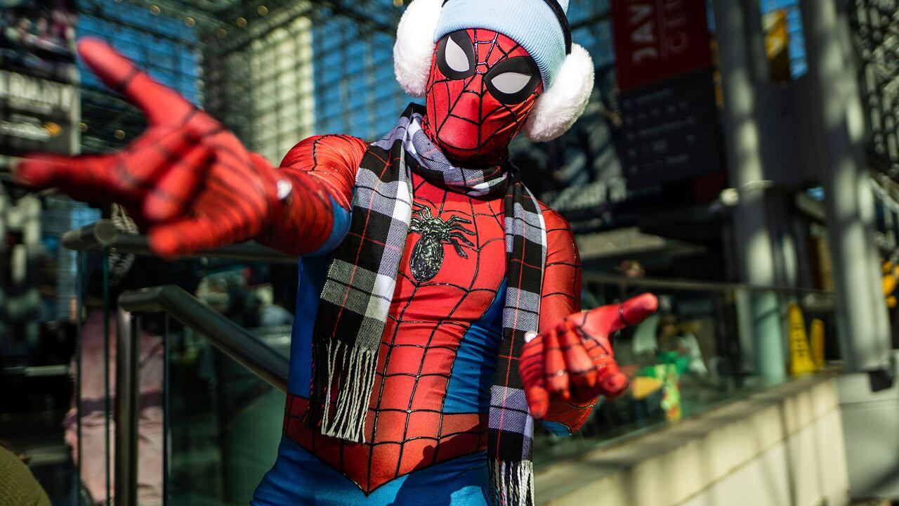 Un asistente vestido como Spider-Man posa durante la Comic Con de Nueva York en el Centro de Convenciones Jacob K. Javits el domingo 9 de octubre de 2022 en Nueva York.