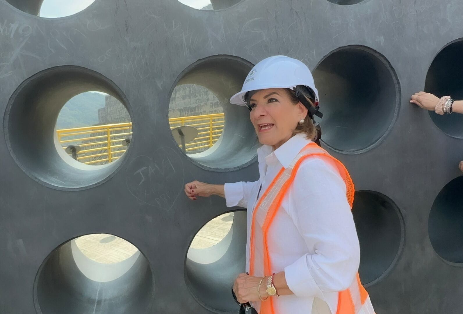 La jefe del Ministerio Público afirmó en la visita a Hidroituango, que la hidroeléctrica, con las cuatro unidades en funcionamiento, genera el 10 por ciento de energía que requiere el país