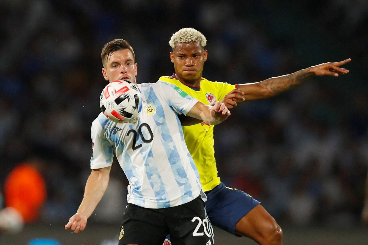 FOTO DE ARCHIVO: Fútbol - Copa Mundial - Eliminatorias Sudamericanas - Argentina v Colombia - Estadio Mario Alberto Kempes, Córdoba, Argentina - 1 de febrero de 2022 Giovani Lo Celso de Argentina en acción con Wilmar Barrios de Colombia