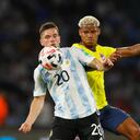 FOTO DE ARCHIVO: Fútbol - Copa Mundial - Eliminatorias Sudamericanas - Argentina v Colombia - Estadio Mario Alberto Kempes, Córdoba, Argentina - 1 de febrero de 2022 Giovani Lo Celso de Argentina en acción con Wilmar Barrios de Colombia