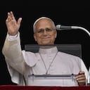 El Papa León XIV saluda a los fieles presentes en la plaza de San Pedro a la hora del Ángelus dominical