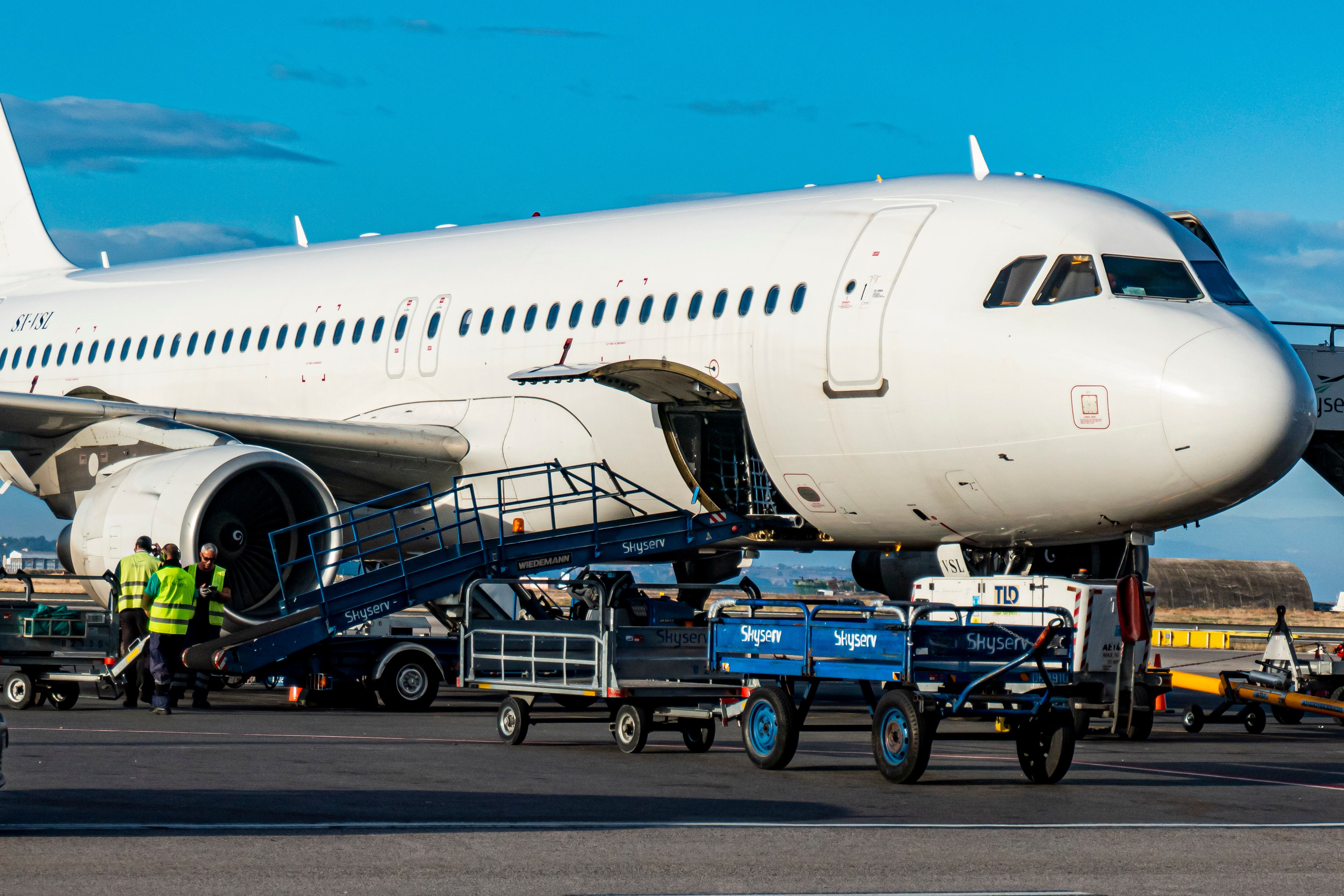 Siempre que viajan, la mujer debe ir en clase económica con sus hijos mientras que el esposo va en clase ejecutiva