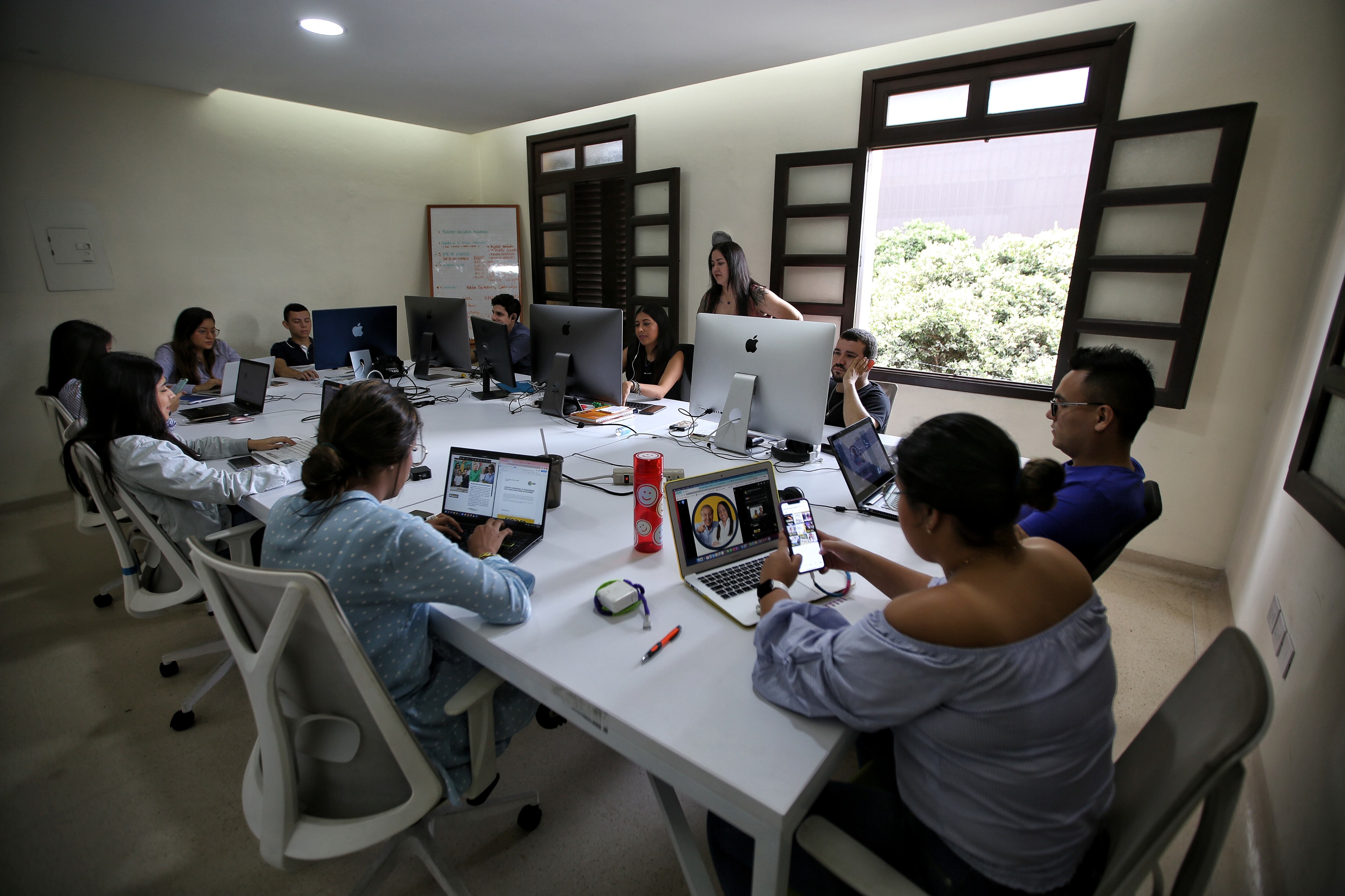 Sede Campaña Rodolfo Hernández equipo de redes