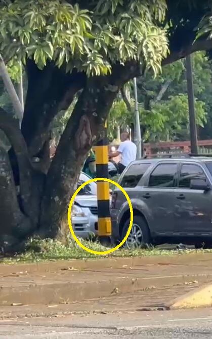 Pegados como un tren: así quedaron cinco vehículos estrellados en un semáforo del sur de Cali; las imágenes son increíbles.