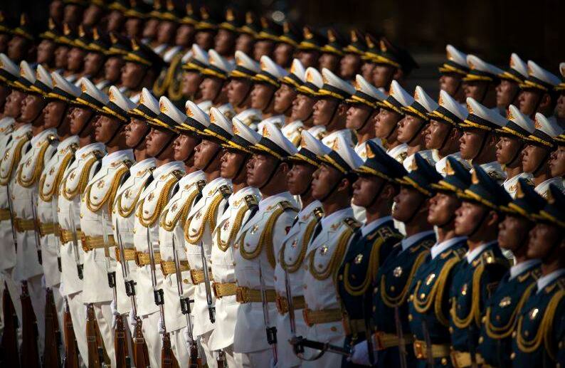 Miembros de la guardia de honor de China prestan atención durante una ceremonia de bienvenida del presidente búlgaro Rumen Radev en el Gran Salón del Pueblo en Beijing, el miércoles 3 de julio de 2019. (Foto de AP / Mark Schiefelbein)