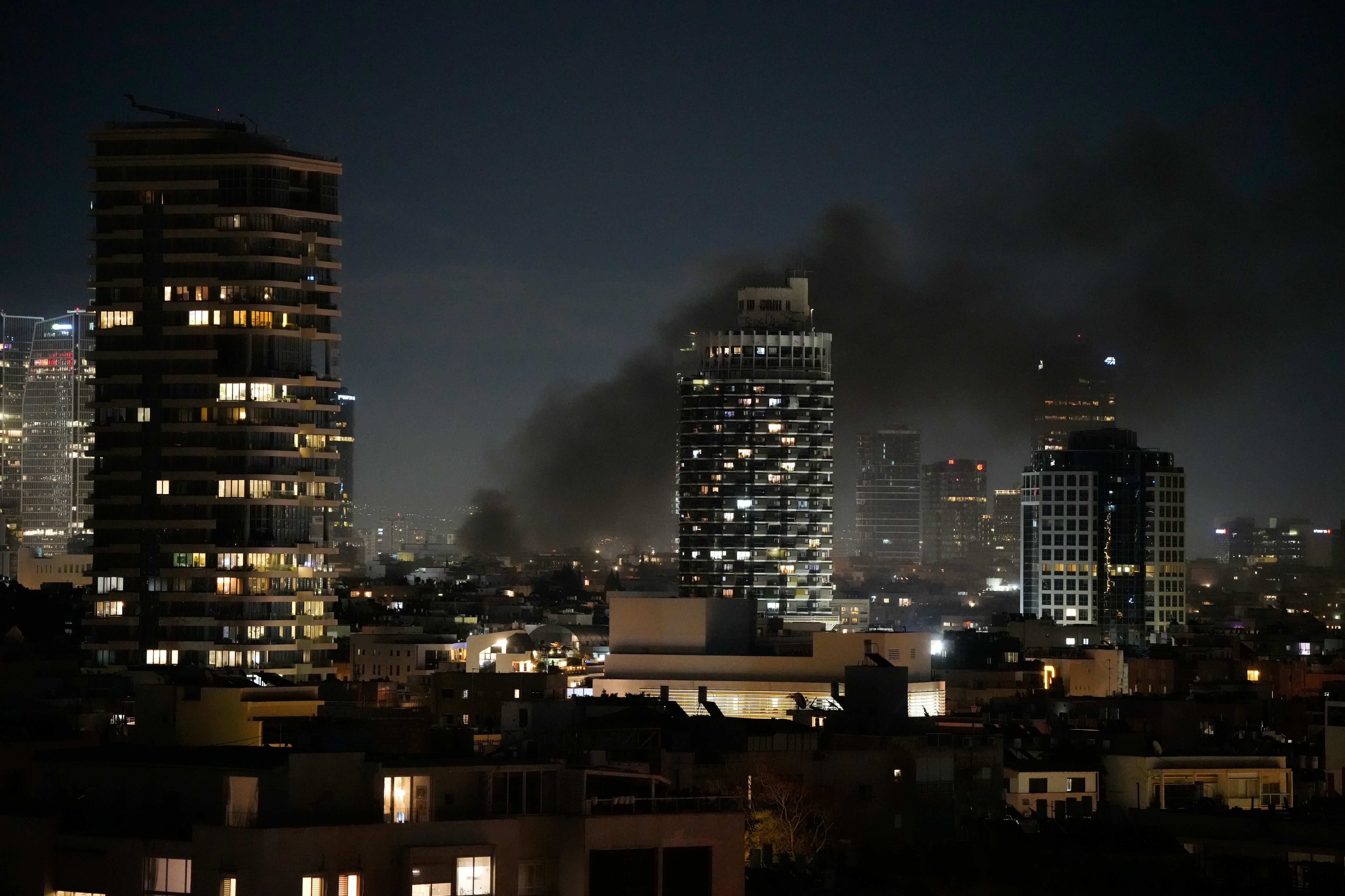 El humo se eleva tras un ataque con misiles iraníes en Tel Aviv, Israel.