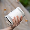 The Freestyle, proyector portátil que cuenta con un sistema de ajuste automático de imagen.