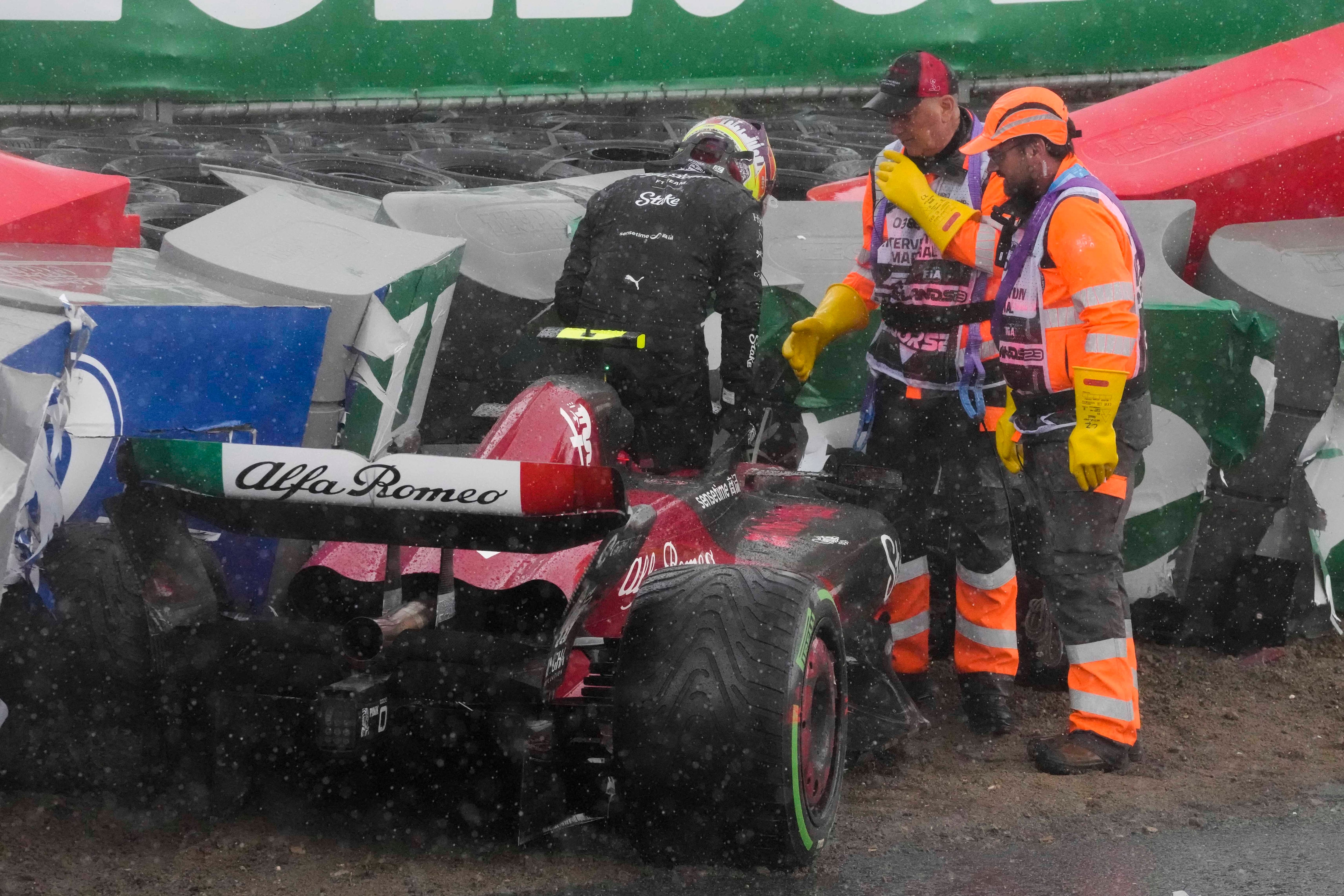 El corredor del Alfa Romeo, Zhou Guanyu, salió por un choque.