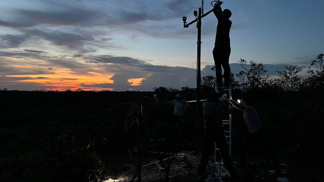Instalación de estación climatológica ‘Ajaju’ en la Serranía de Chiribiquete abre nueva era de monitoreo en la Amazonia colombiana.