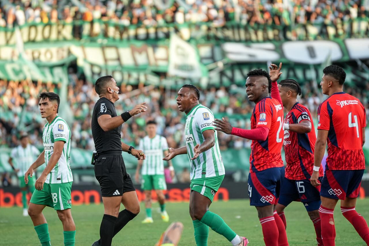 Alfredo Morelos reclamando una decisión arbitral en la final de Nacional vs. Medellín.