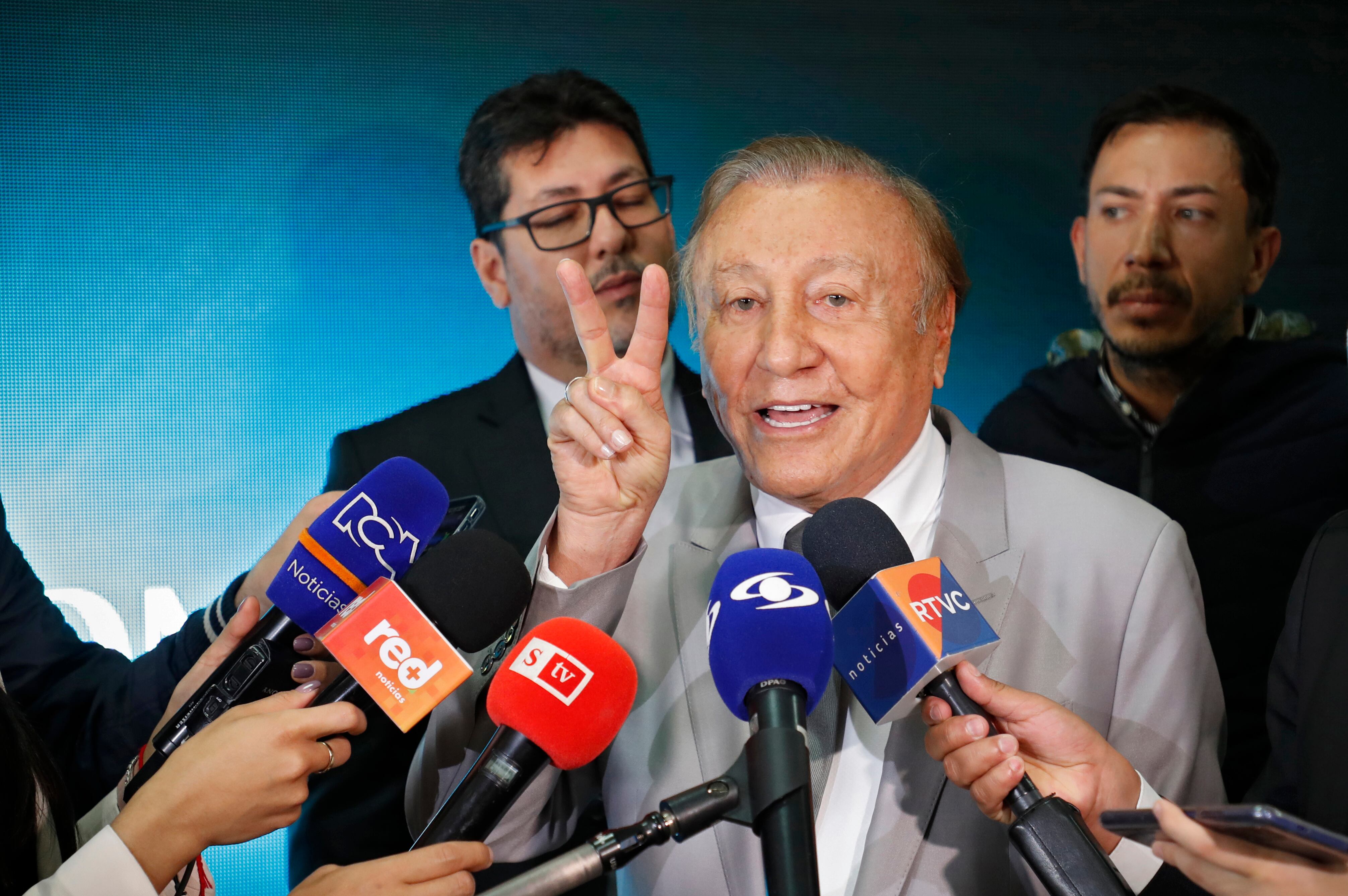 Liga de gobernantes anticorrupción Candidato: Rodolfo Hernández Suarez entrega las firmas para la inscripción de su candidatura a la presidencia en la
Registraduría General 
Bogotá dic 13 del 2021
Foto Guillermo Torres Reina / Semana