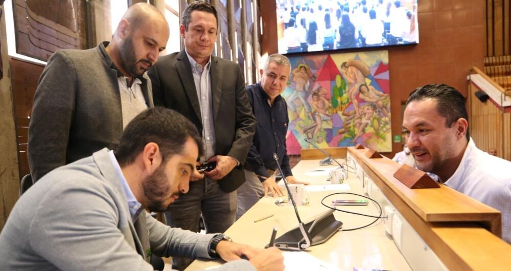 Momento exacto en el que Juan Pablo López firmó su posesión como gobernador encargado.