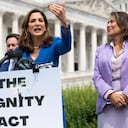 La representante María Elvira Salazar, R-Fla., habla mientras la representante Veronica Escobar, D-Texas, escucha durante su conferencia de prensa para presentar el proyecto de ley de inmigración "La Ley de Dignidad" fuera del Capitolio en Washington