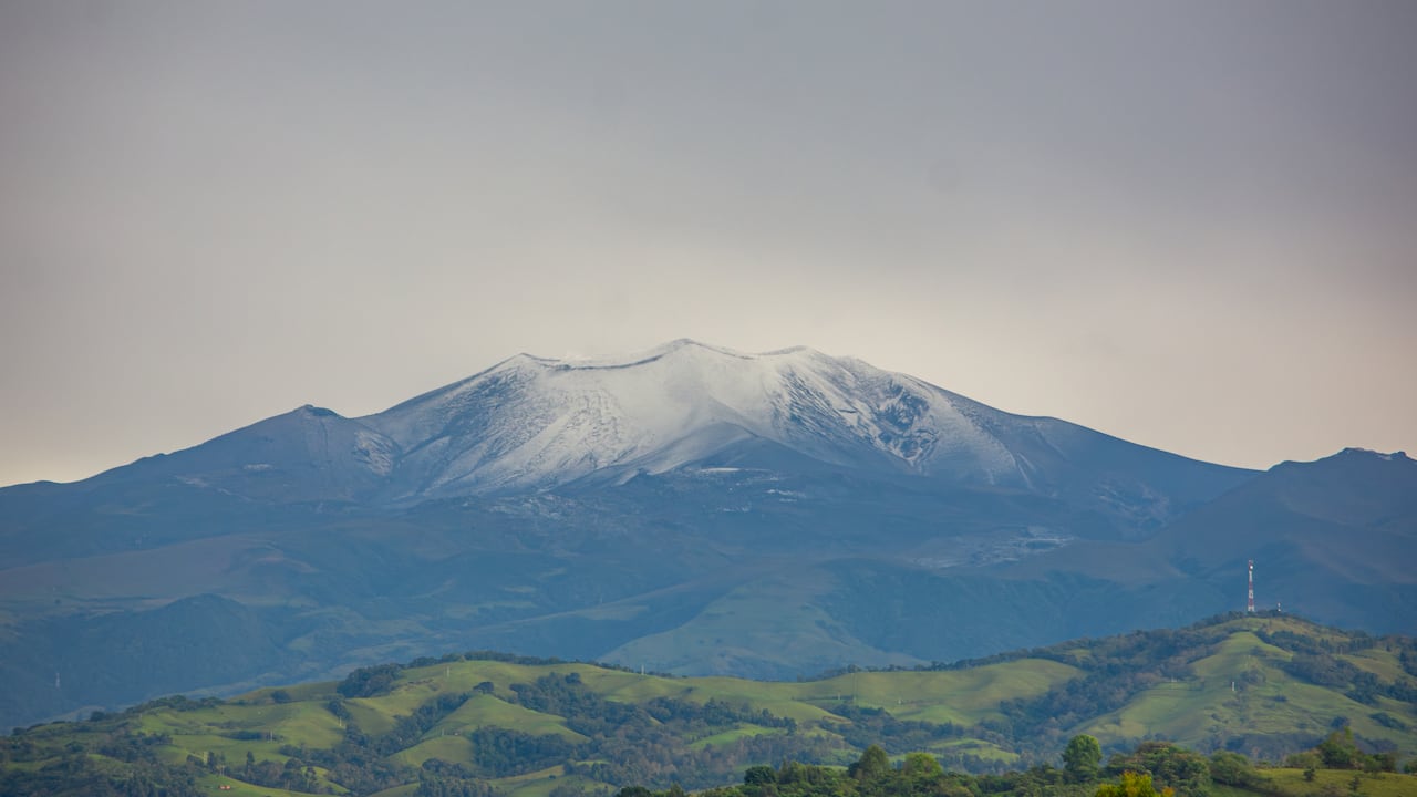 La alerta naranja significa que la probabilidad de una erupción aumentó, aunque no implica que vaya a ocurrir de manera inmediata.