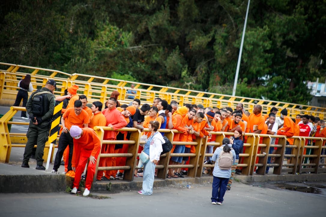Presos colombianos que estaban en Ecuador llegan al país tras decisión del gobierno de Daniel Noboa.